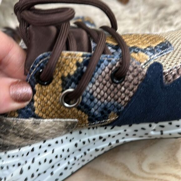 Steve Madden Cliff Round-Toe Lace Up Sneakers Multi Snake Pattern Size 7 M - Picture 17 of 17